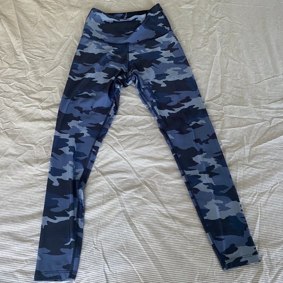 Beyond Yoga Lux High-Waisted Midi Leggings Blue Camo size Small - Picture 2 of 3